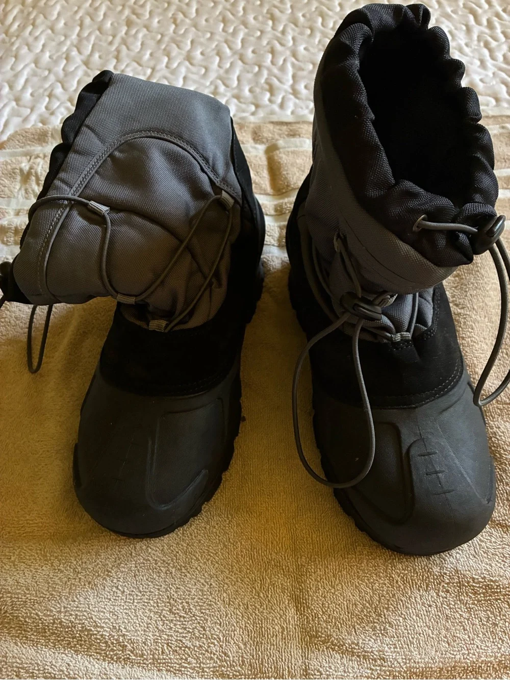 Insulated Winter Boots in Gray and Black
